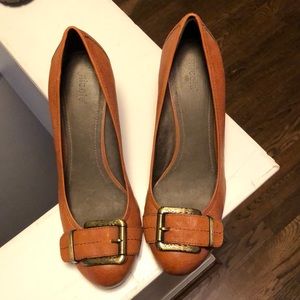 Tan buckle healed shoes